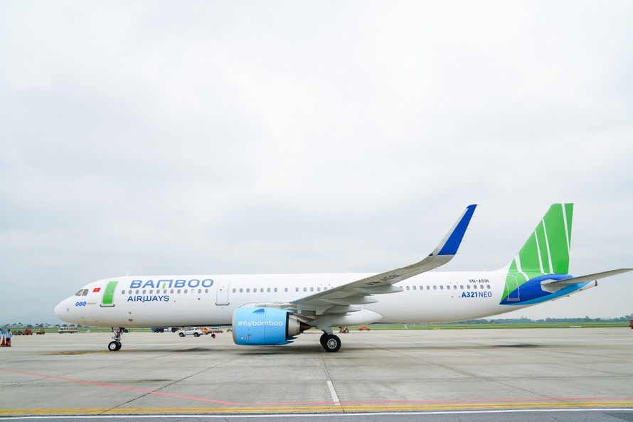 Lễ đón máy bay Airbus A321NEO được diễn ra trước sự chứng kiến của ông Đào Văn Chương – Phó Cục trưởng Cục Hàng không Việt Nam, ông Herve Ochsenbein – Tham tán Kinh tế Đại sứ quán Pháp, Ông Jean Michael Caldagues – Phó Chủ tịch tập đoàn Airbus, ông Đặng T