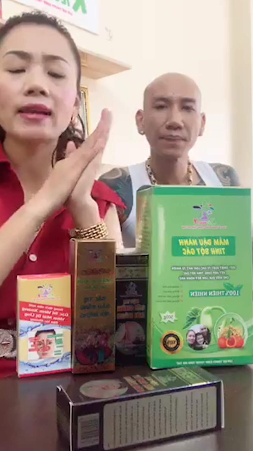 Dù hầu hết những sản phẩm do công ty Thiên Phú bán ra đều không được cấp phép, nhưng vợ chồng bà Kiều vẫn thường xuyên lên mạng xã hội “nổ tung trời” rằng những sản phẩm của mình có công dụng như một loại thuốc đặc trị để dụ dỗ khách hàng. 