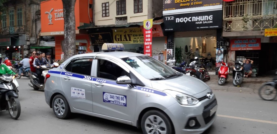 Hiện nay, về nhận diện, taxi truyền thống khác biệt rõ nhất với taxi công nghệ ở mào (hộp đèn trên nóc xe). Ảnh: Lê Phú/Báo Tin tức