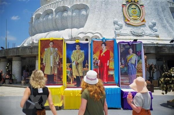 Khách du lịch tham quan một ngôi chùa ở Phuket, Thái Lan. (Nguồn: AFP/TTXVN)