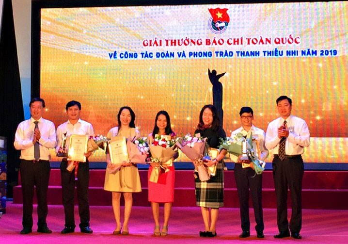 Bí thư thứ nhất Trung ương Đoàn Lê Quốc Phong, Phó Trưởng ban Dân vận Trung ương Bùi Tuấn Quang trao giải Nhất cho tác giả và nhóm tác giả.