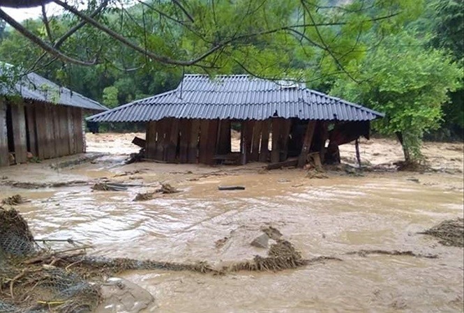 Lũ cuốn trôi nhà tại huyện Quan Sơn