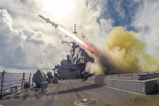 Tên lửa Harpoon được phóng từ tàu khu trục USS Fitzgerald của Mỹ trong cuộc tập trận bắn đạn thật trên biển gần Guam. (Ảnh: AFP/TTXVN)