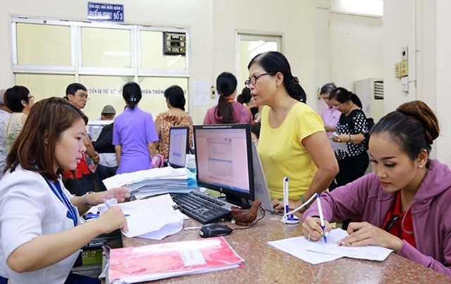 Người dân và doanh nghiệp làm thủ tục thuế tại Chi cục thuế quận 1, TP Hồ Chí Minh.