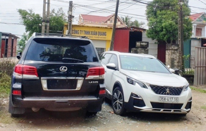 Lexus 570, mang BKS: 36A – 299.99 (đã tháo bỏ biển) và Peugeot mang BKS 36A – 417.16 đang bị công an tạm giữ.