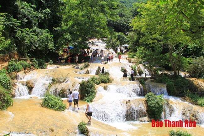 Thác Mây đang là điểm đến lý tưởng hàng đầu, thu hút hàng vạn du khách tới vui chơi - Ảnh: Báo Thanh Hóa