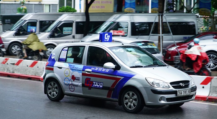 Dự thảo Nghị định 86 mới cho phép xe taxi có thể lựa chọn lắp mào TAXI hoặc dán phù hiệu. Ảnh minh họa.