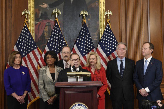 Ông Jerrold Nadler (phát biểu) cùng Chủ tịch Hạ viện Nancy Pelosi (ngoài cùng bên trái) và lãnh đạo các ủy ban khác của Hạ viện trong cuộc họp báo hôm 10/12. Ảnh: AP.