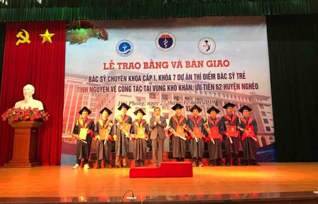 Trao bằng tốt nghiệp cho các bác sỹ trẻ chuyên khoa