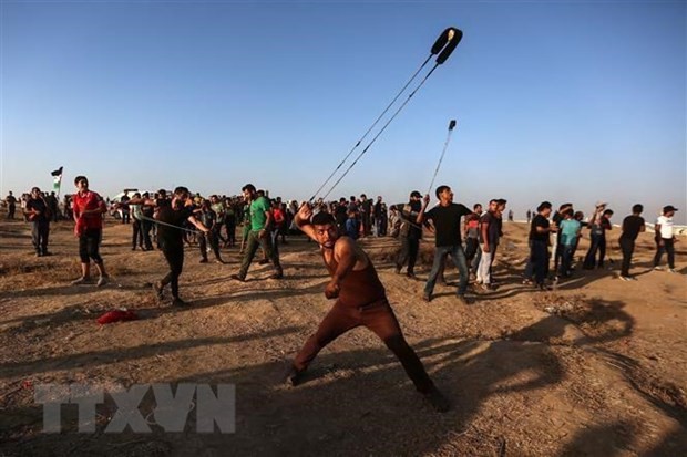 Người biểu tình Palestine ném đạn hơi cay trong cuộc đụng độ với binh sỹ Israel tại khu vực biên giới Dải Gaza-Israel ở phía đông thành phố Gaza ngày 27/9/2019. (Ảnh: THX/TTXVN)