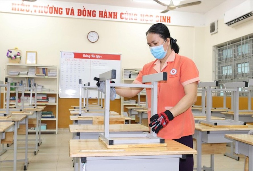 Công tác tiêu độc, khử trùng, dọn dẹp vệ sinh lớp học ở các trường tại TPHCM.