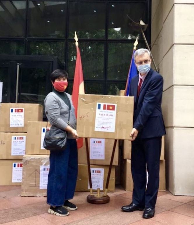 Đại diện “Hội Phụ huynh sinh viên Việt Nam du học Pháp” - Nhóm Les amoureux de la France ( Những người yêu nước Pháp) trao quà của nhóm