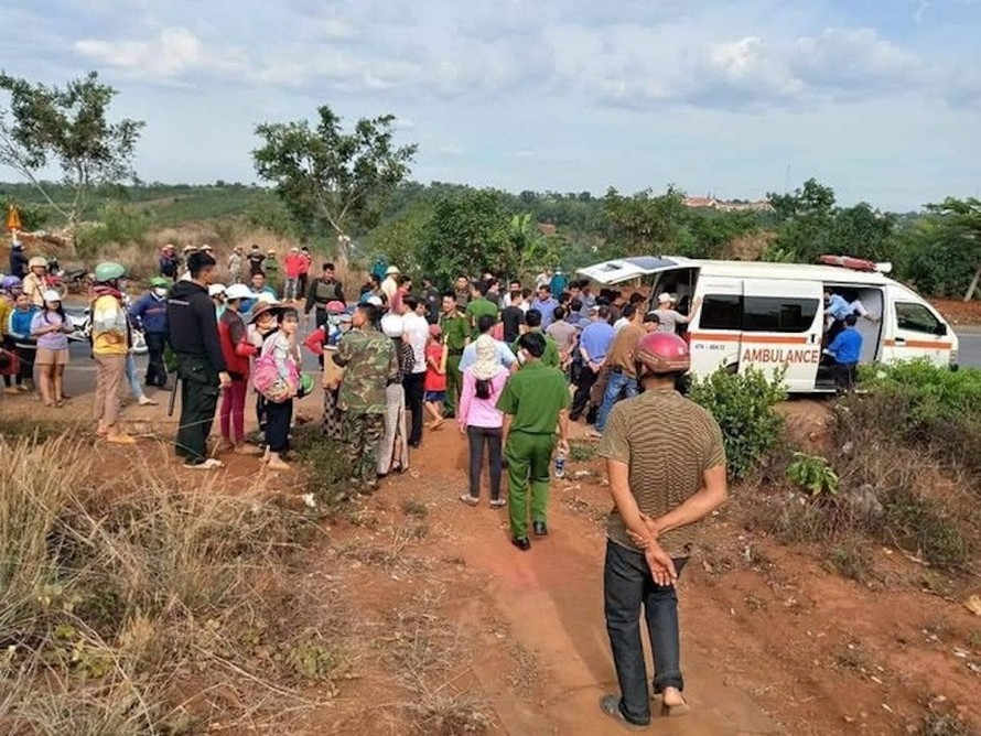 Cuộc giải cứu hai cháu bé bị cha mẹ nhốt trong nhà nhiều ngàyđã được lực lượng công an và người dân địa phương thực hiện thành công. (Ảnh: Báo Người Lao Động)