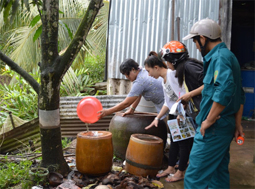 Vệ sinh nơi ở, môi trường xung quanh để phòng chống sự bùng phát của dịch bệnh.