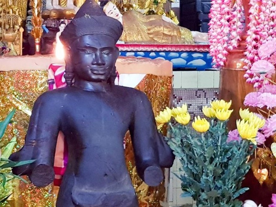 Bức tượng dưới ruộng có thể là vị thần của Phật giáo Nam tông