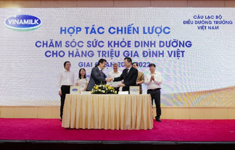 Ông Phan Minh Tiên (bên trái) và ông Hoàng Văn Thành đại diện ký kết hợp tác chiến lược giữa Vinamilk và CLB Điều dưỡng trưởng Việt Nam giai đoạn 2020-2022