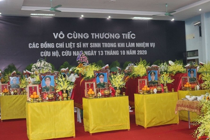 Quang cảnh Lễ viếng, truy điệu các cán bộ hy sinh khi làm nhiệm vụ khắc phục hậu quả lũ lụt tại tỉnh Thừa Thiên-Huế.