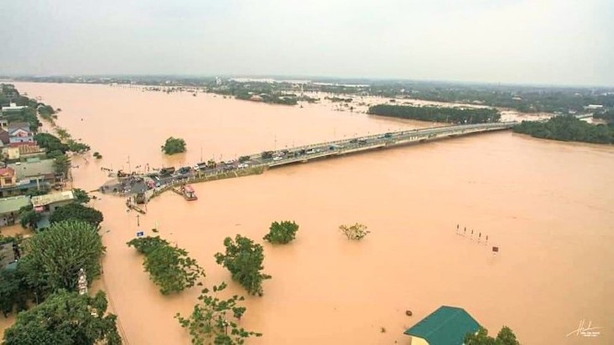 Những vùng dân cư nằm ở hai bên bờ sông Thạch Hãn chìm trong biển nước lũ.