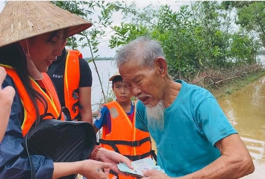 Thủy Tiên trong chuyến thiện nguyện tại miền Trung những ngày vừa qua.