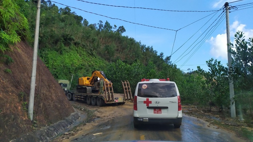 Lực lượng Quân khu 5 tăng cường phương tiện vào điểm sạt lở Trà Leng (huyện Nam Trà My)