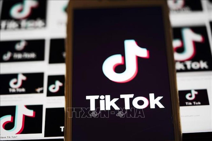 Biểu tượng TikTok trên một màn hình điện thoại ở bang Virginia, Mỹ. Ảnh: THX/TTXVN