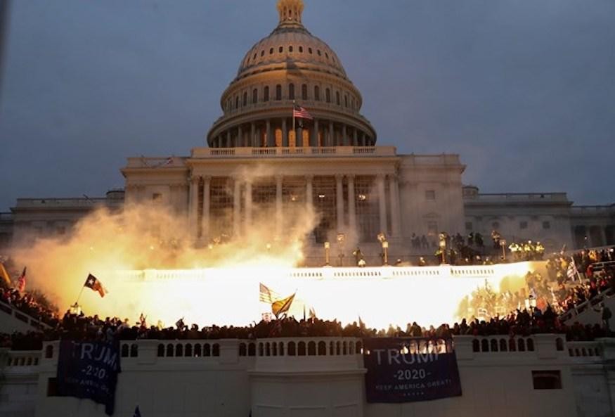 Những người ủng hộ Tổng thống Trump xông vào tòa nhà Quốc hội Mỹ ở Đồi Capitol. (Ảnh: Reuters)