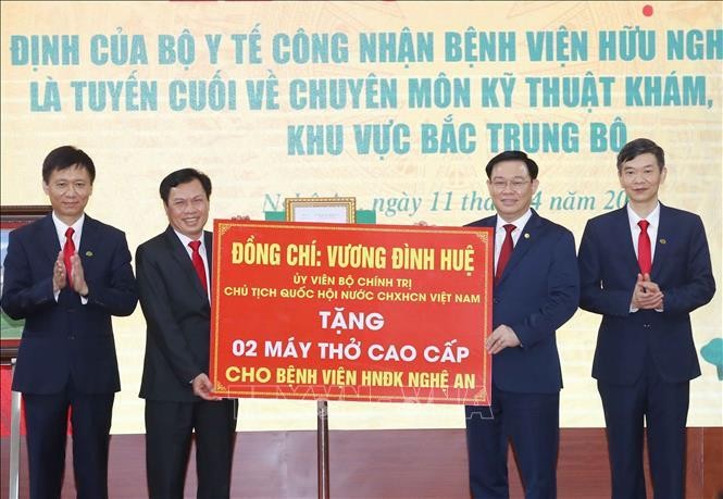 Chủ tịch Quốc hội Vương Đình Huệ tặng 2 máy thở cao cấp cho Bệnh viện Hữu nghị Đa khoa Nghệ An. 