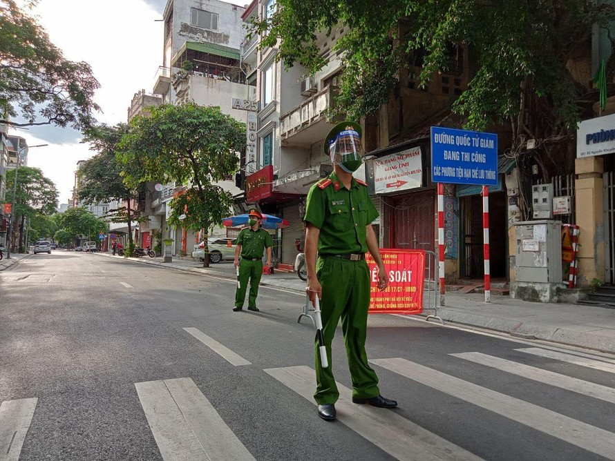 Đa phần người dân đều rất chấp hành cũng như ủng hộ công việc của lực lượng liên ngành tại các chốt kiểm soát. (Ảnh chụp tại chốt kiểm soát trên phố Nguyễn Khuyến - phường Văn Miếu).