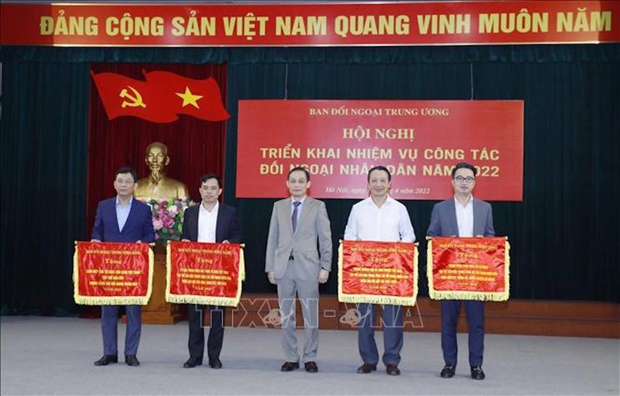 Tập thể có thành tích xuất sắc nhận Cờ thi đua của Ban Đối ngoại Trung ương. 