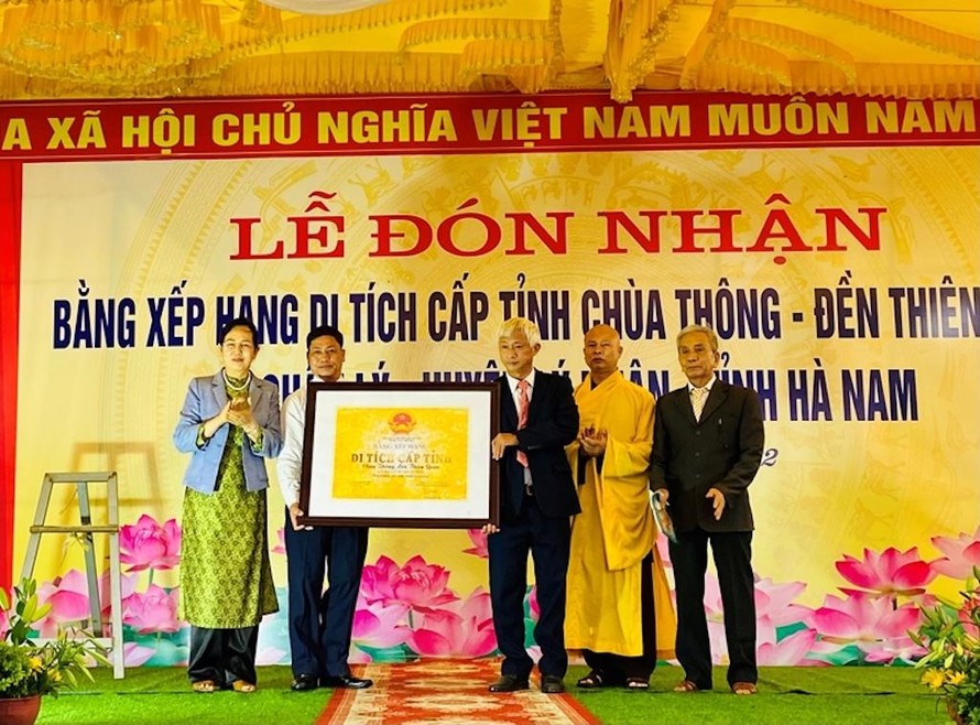 Đồng chí Lê Thị Thuỷ - Bí thư Tỉnh uỷ, Chủ tịch HĐND tỉnh Hà Nam trao bằng xếp hạng di tích cấp tỉnh đối với Cụm di tích Chùa Thông - Đền Thiên Quan cho lãnh đạo xã Chân Lý. 