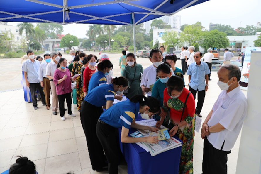 Người cao tuổi hào hứng đến tham dự ngày hội “Sống khỏe, sống thanh xuân” do Vinamilk tổ chức.