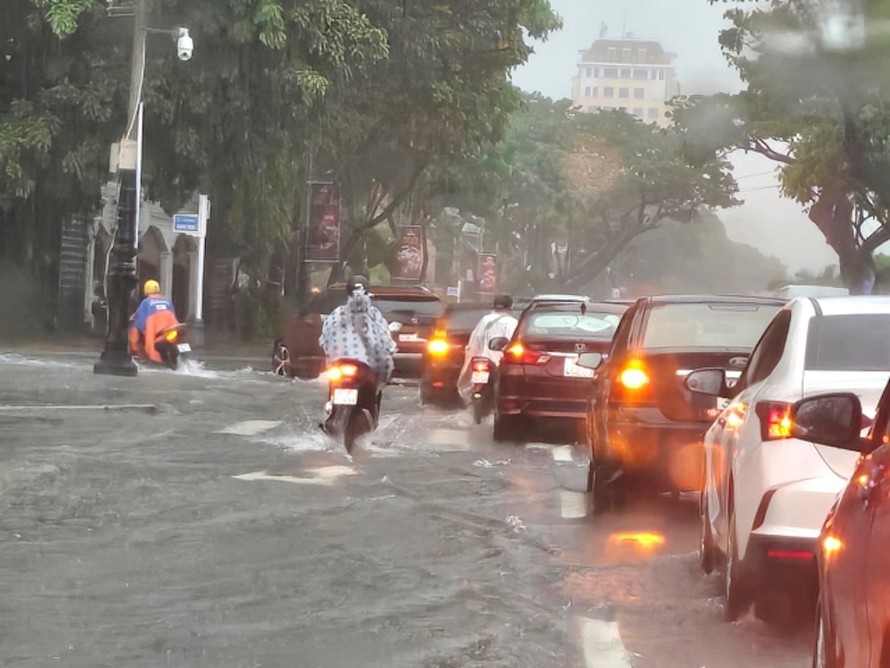 Mưa lớn liên tục khiến nhiều tuyến đường ở Đà Nẵng ngập trong nước. 