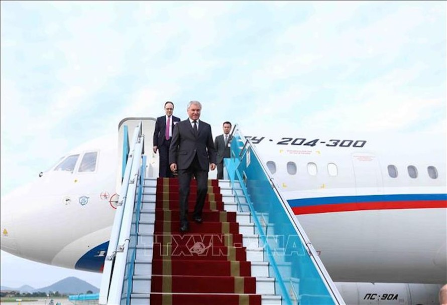 Chủ tịch Duma Quốc gia Quốc hội Liên bang Nga V.V. Volodin đến Hà Nội, bắt đầu chuyến thăm chính thức Việt Nam. 