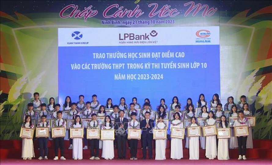 Trao thưởng cho học sinh đạt điểm cao vào các trường Trung học phổ thông trong Kỳ thi tuyển sinh lớp 10 năm học 2023-2024. 