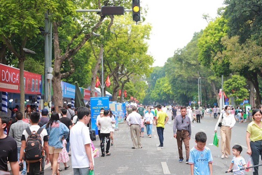 Việc thường xuyên tổ chức các hoạt động bán hàng đã làm ảnh hưởng đến cảnh quan, môi trường không gian phố đi bộ.