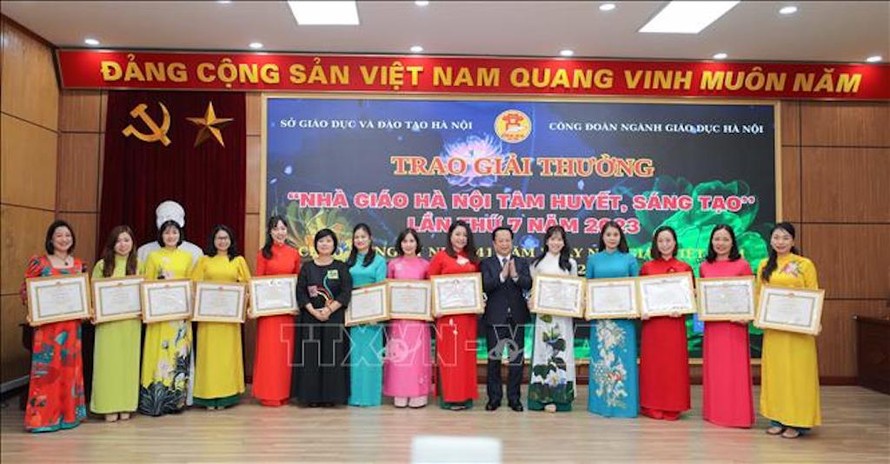 Các thầy, cô đạt giải thưởng "Nhà giáo Hà Nội tâm huyết, sáng tạo" được tuyên dương, khen thưởng. 