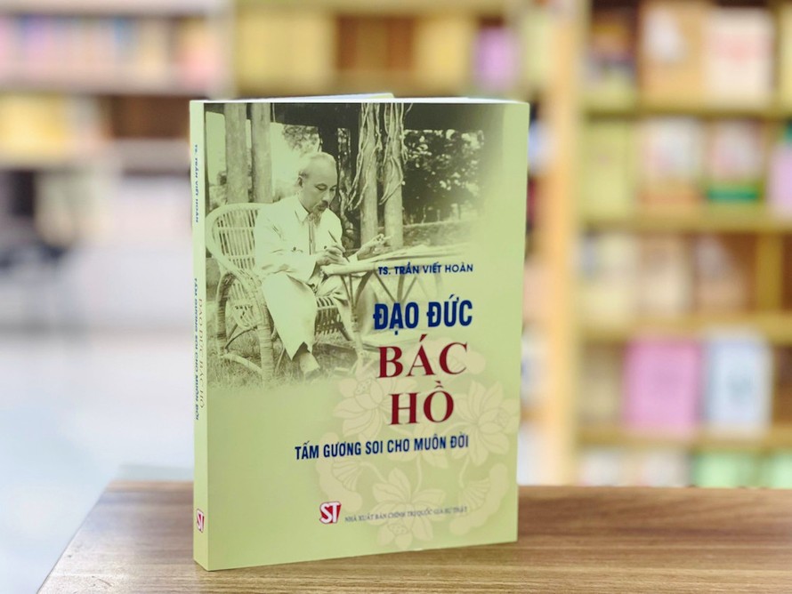 Cuốn sách "Đạo đức Bác Hồ - Tấm gương soi cho muôn đời" gồm một số bài viết ngắn gọn, mộc mạc, chân thực và sinh động về cuộc đời hoạt động cách mạng của Bác.