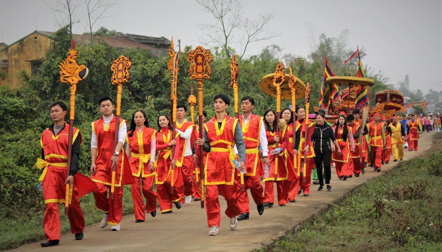 Rước thần trên đường làng. (Nguồn: UBND xã Đầm Hà)