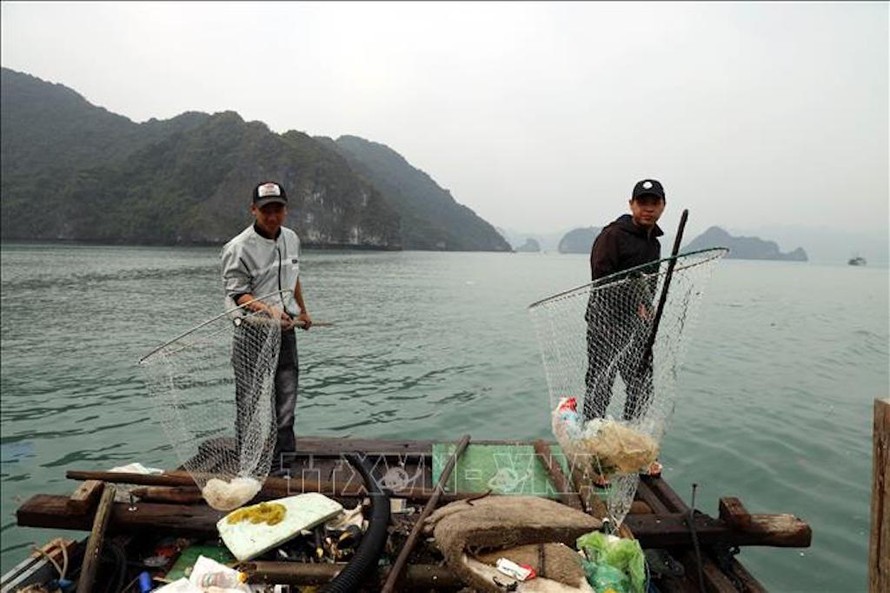 Các nhân viên vớt rác trên Vịnh Hạ Long. 