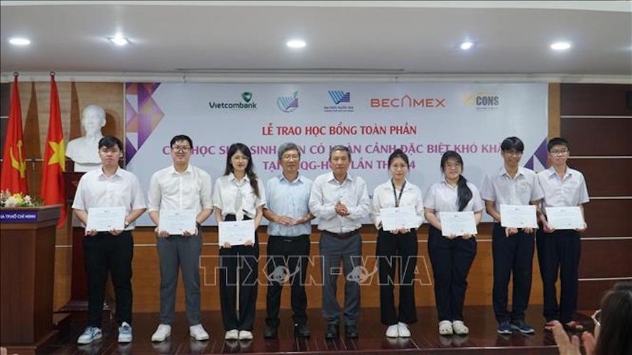 Ban tổ chức trao học bổng cho học sinh, sinh viên. 