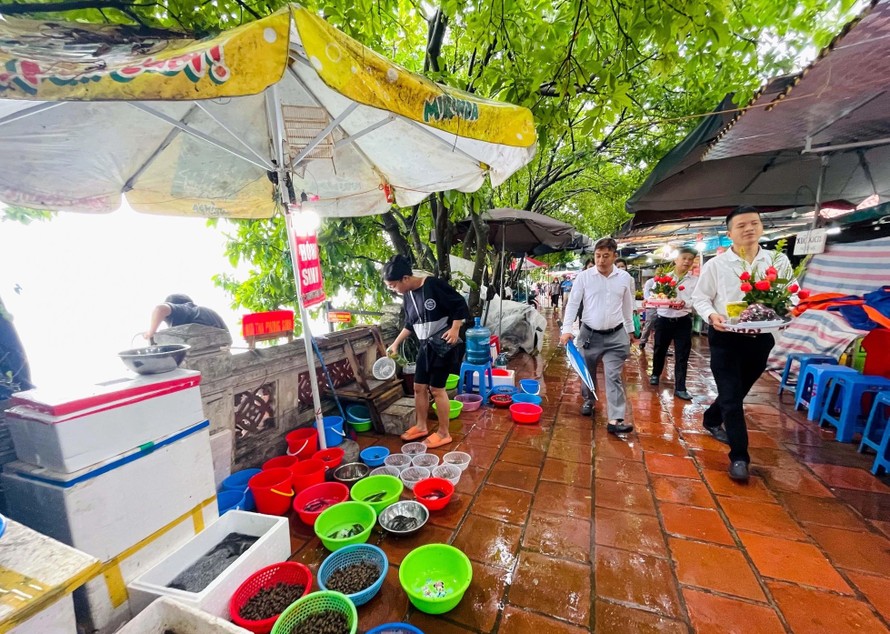 Những hoạt động buôn bán, kinh doanh tại dãy ki-ốt nằm trong khuôn viên Di tích Phủ Tây Hồ đã gây ra nhiều bất cập trong công tác quản lý di tích, cũng như mang lại một khung cảnh nhếch nhác, mất mỹ quan tại di tích.