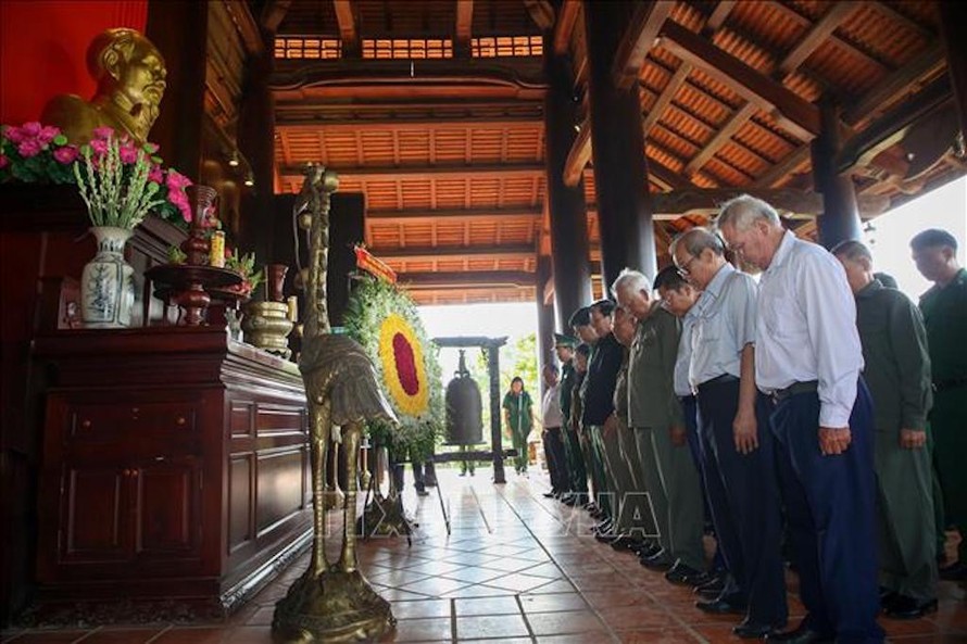 Cựu Thanh niên Xung phong và cán bộ, đội viên Lực lượng Thanh niên Xung phong Thành phố Hồ Chí Minh dành 1 phút mặc niệm đồng đội tại khu tưởng niệm. 