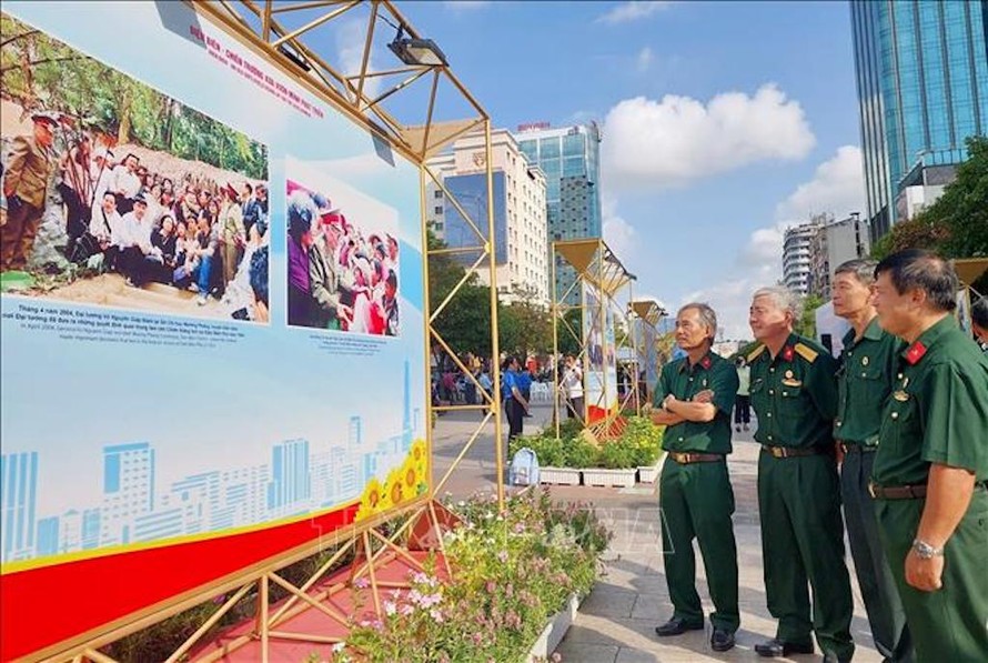 Các cựu chiến binh tham quan triển lãm. 