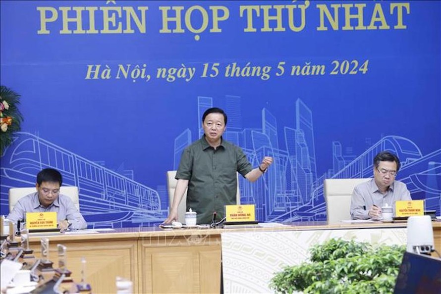 Phó Thủ tướng Trần Hồng Hà, Tổ trưởng Tổ công tác giúp việc Ban Chỉ đạo phát biểu. 