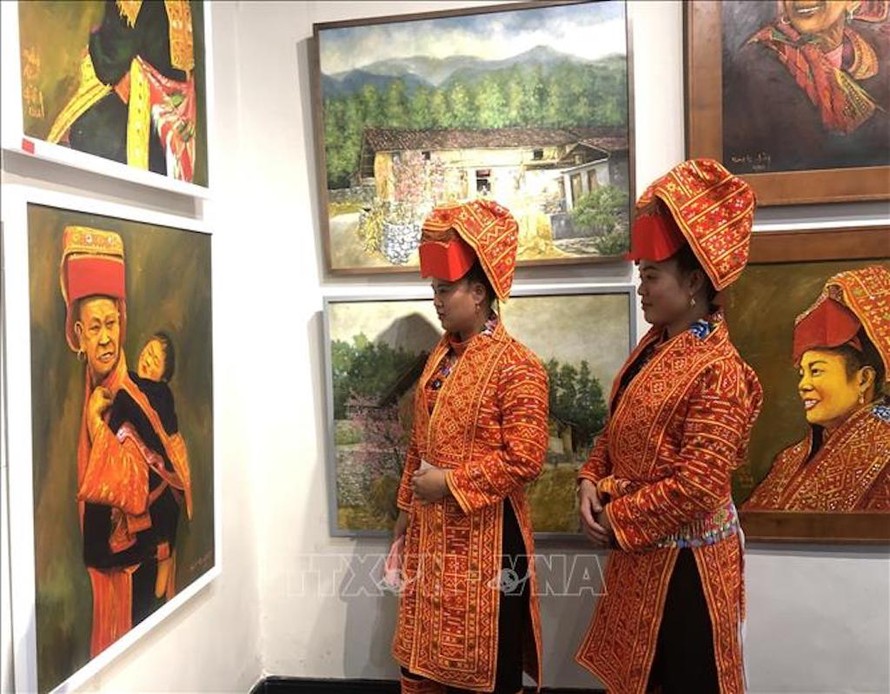 Đồng bào dân tộc Dao ở Bắc Giang tham quan triển lãm “Câu chuyện vùng cao”. 