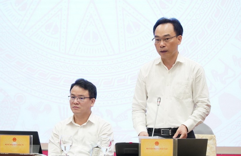 Thứ trưởng Bộ GD&ĐT Hoàng Minh Sơn trao đổi tại buổi họp báo Chính phủ chiều 1/6