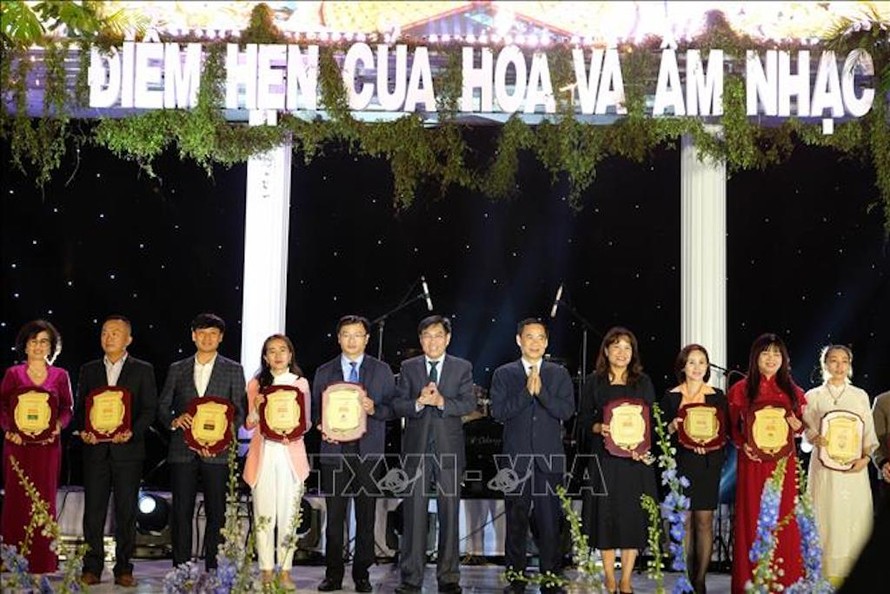 Quyền Bí thư Tỉnh ủy Lâm Đồng và lãnh đạo UBND tỉnh Lâm Đồng trao kỷ niệm chương cho các đơn vị, địa phương đồng hành cùng Tuần lễ Vàng du lịch Lâm Đồng lần thứ 3. 