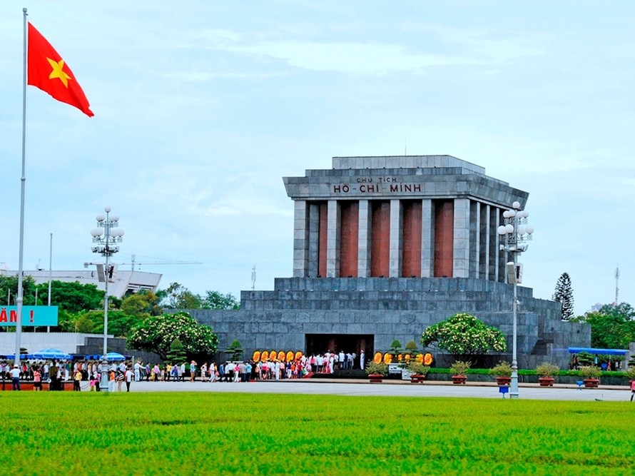 Nhân dân vào Lăng viếng Chủ tịch Hồ Chí Minh.