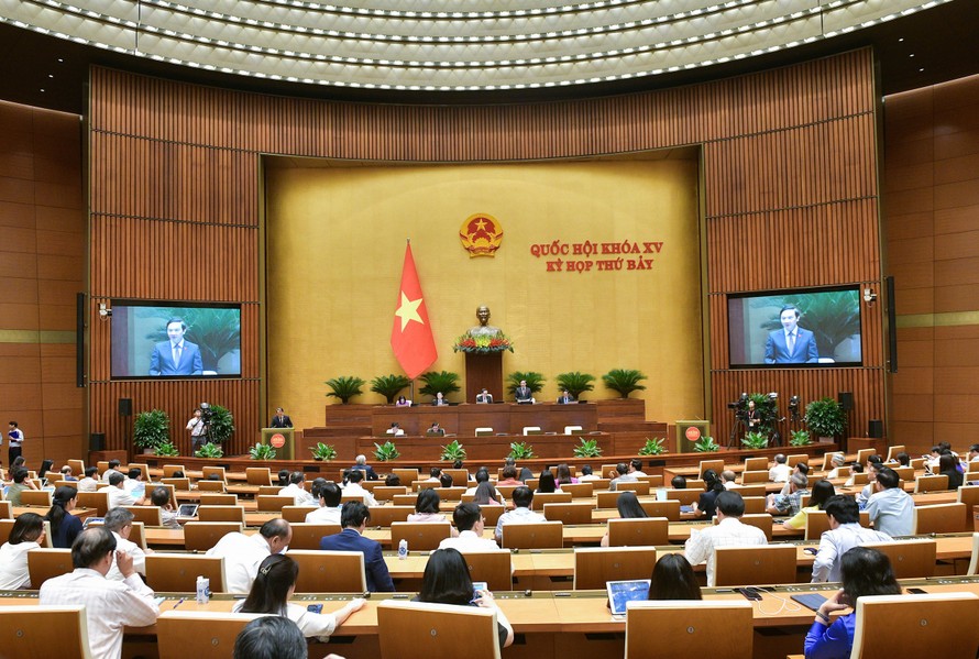 Phó Chủ tịch Quốc hội Nguyễn Khắc Định điều hành phiên biểu quyết thông qua Nghị quyết về Chương trình xây dựng luật, pháp lệnh năm 2025, điều chỉnh Chương trình xây dựng luật, pháp lệnh năm 2024.