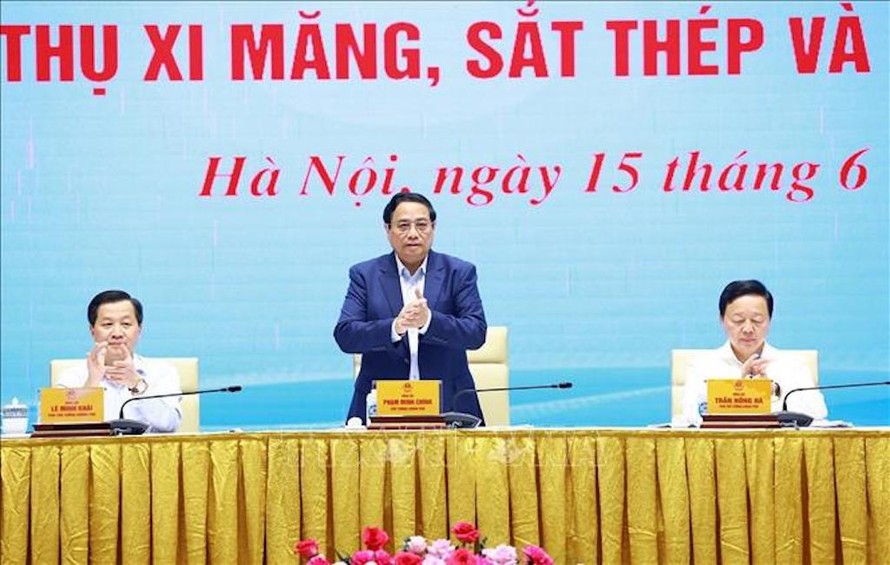 Thủ tướng Phạm Minh Chính phát biểu tại hội nghị thúc đẩy sản xuất, tiêu thụ xi măng, sắt thép và vật liệu xây dựng. 